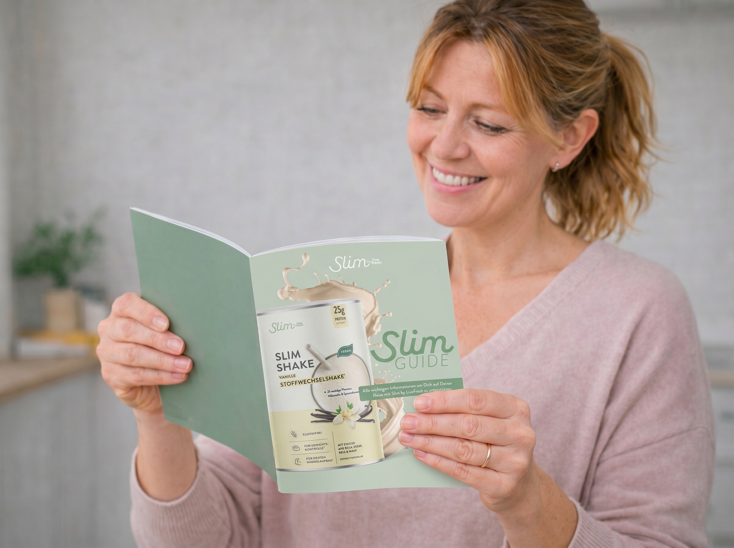 Frau liest den Slim Guide von Slim by LiveFresh mit Abbildung des Vanille Shakes mit 24g Protein und veganem Siegel auf dem Cover.